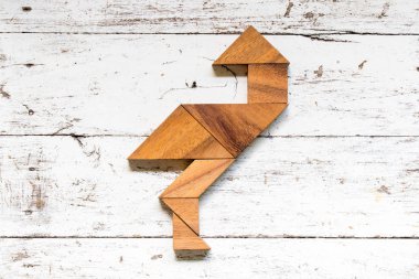 Eski Beyaz ahşap zemin üzerinde flamingo şeklinde bulmaca Tangram
