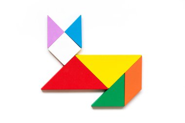 Renk ahşap tangram bulmacanın beyaz arka plan üzerinde kedi şeklinde