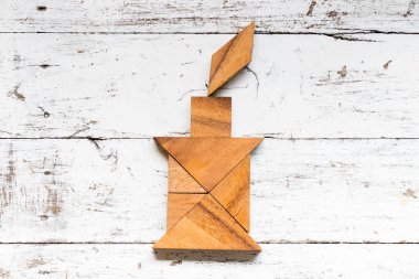 Eski Beyaz ahşap zemin üzerinde mum şeklinde bulmaca Tangram