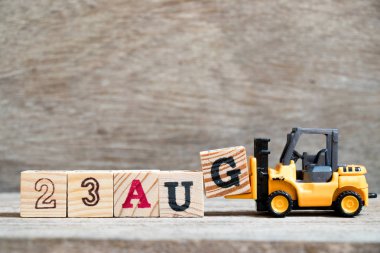 Oyuncak forklift tutun blok G ahşap arka plan üzerinde tam word 23 Ağustos (kavramı için takvim tarihi ay Ağustos)
