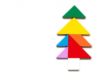 Renk ahşap tangram bulmacanın beyaz arka plan üzerinde ağaç şeklinde