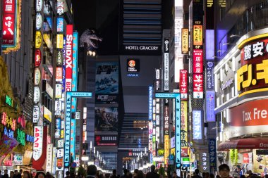 Tokyo, Japonya - 24 Nisan 2017: Kabukicho bölgesinin Tokyo Japonya'nın gece cadde görünümü. Kabukicho hotel gracery, eğlence ve bar godzilla başında var sokağım.