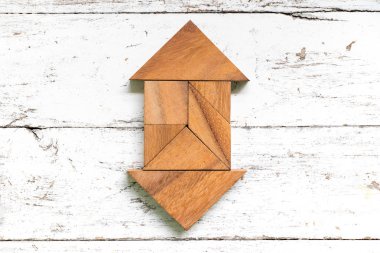 Eski Beyaz ahşap zemin üzerinde 2 yan ok şeklinin içinde bulmaca Tangram