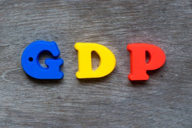 Word GSYİH (kısaltma iyi dağıtım uygulama veya gayri safi yurtiçi hasıla) ahşap arka plan üzerinde renkli plastik alfabesi