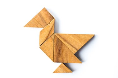 Beyaz arka plan üzerinde ördek şeklinde ahşap tangram bulmacanın