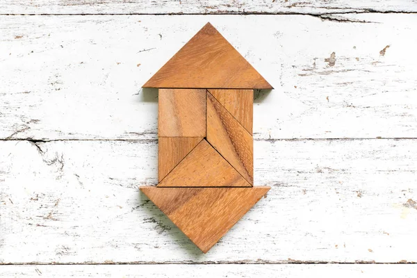 Eski Beyaz ahşap zemin üzerinde 2 yan ok şeklinin içinde bulmaca Tangram