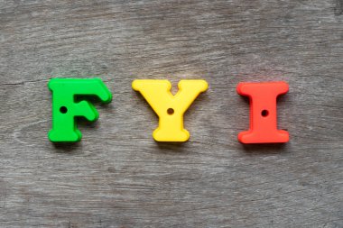 Word Bilginize (kısaltma bilgin) ahşap arka plan üzerinde renkli plastik alfabesi