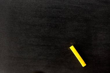 Dekorasyon ve tasarım öğesi için boş yazı tahtası zemin üzerine sarı renk tebeşir