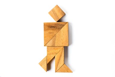 Şekil beyaz arka plan üzerinde yürüyen adam ahşap tangram bulmaca