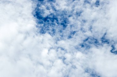 Mavi renk gökyüzü bulut beyaz arka plan ile