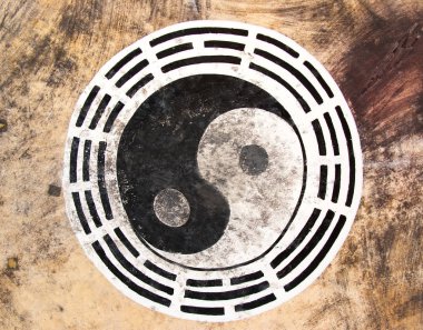 Deri arka plan üzerinde siyah ve beyaz renk yin yang daire