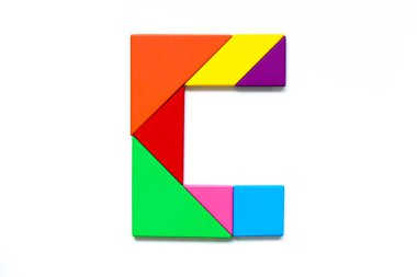 Renk tangram bulmacanın beyaz arka plan üzerinde İngilizce alfabe c şeklinde