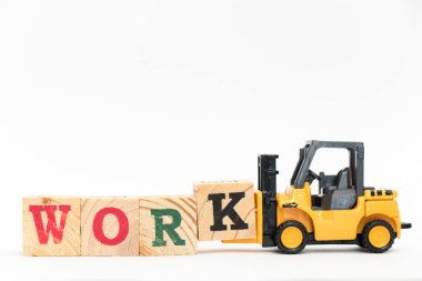 Oyuncak forklift tutun beyaz arka plan üzerinde kelime çalışmaları tamamlamak için mektup blok K