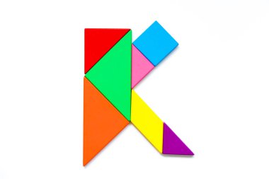 Renk tangram bulmacanın beyaz arka plan üzerinde İngilizce alfabe k şeklinde