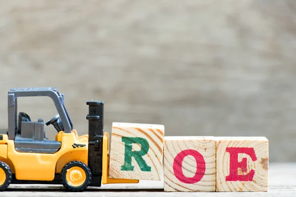 Toy Forklift Hold Letter Block Word Roe Abbreviazione Del Rendimento — Foto Stock