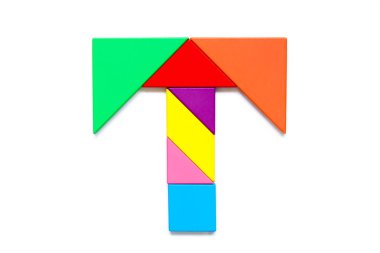 Renk tangram bulmacanın beyaz arka plan üzerinde İngilizce alfabe t şeklinde