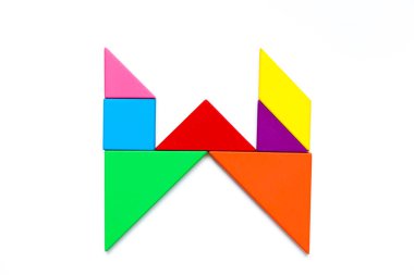 Renk tangram bulmacanın İngilizce alfabe w beyaz arka plan üzerinde şekil