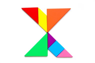 Renk tangram bulmacanın dahilinde İngilizce alfabe x beyaz arka plan üzerinde şekil