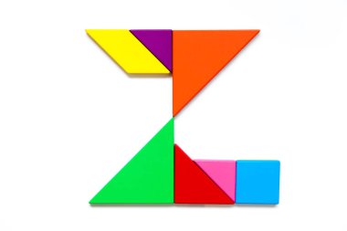 Renk tangram bulmacanın beyaz arka plan üzerinde İngilizce alfabe z şeklinde