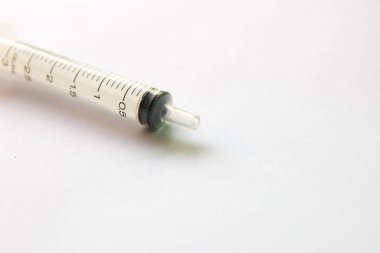 Beyaz arka plan üzerine yerleştirilen şeffaf plastik şırınga 