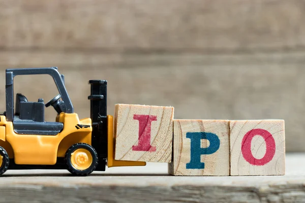 Spielzeug Gelber Gabelstapler Hält Buchstabenblock Das Wort Ipo Abkürzung Für — Stockfoto