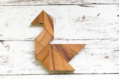 Eski Beyaz ahşap zemin üzerinde kuğu şeklinde bulmaca Tangram