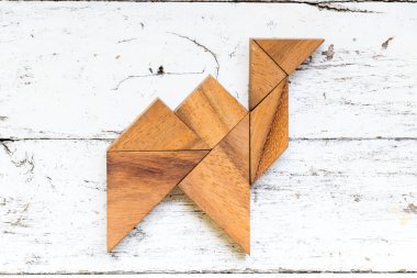 Eski Beyaz ahşap zemin üzerinde deve şeklinde bulmaca Tangram