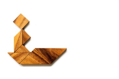 Ahşap tangram bulmacanın adam şekli ile Teknede beyaz arka plan