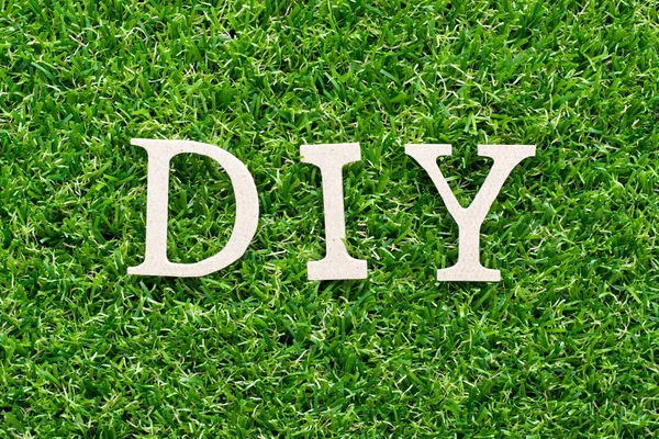 Word'de DIY ahşap alfabe (kısaltma kendin yap) suni yeşil çim zemin üzerine