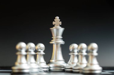 Gümüş Kral piyon siyah arka plan üzerine ile satranç parça stand