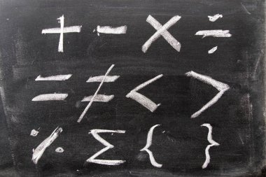 Beyaz renk chak el yazı tahtası arka plan üzerinde Matematik sembolü şekil çizimi