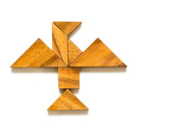 Kuş şekli beyaz arka plan üzerinde uçan ahşap tangram bulmacanın