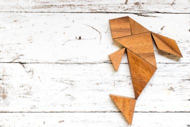Eski Beyaz ahşap zemin üzerinde balık şeklinde bulmaca Tangram