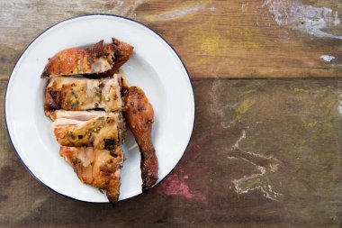 Izgara tavuk beyaz tabak, üstten görünüm kopya alanı ile ahşap arka plan üzerinde