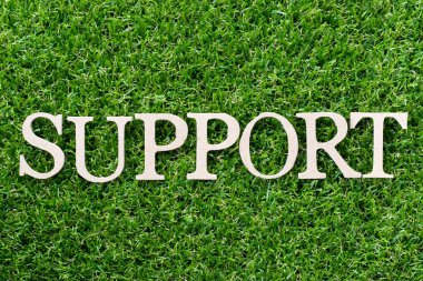 Word destek suni yeşil çim zemin üzerine ahşap alfabe