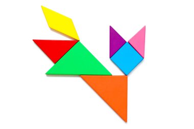 Renk ahşap tangram bulmacanın beyaz arka plan üzerinde kedi şeklinde