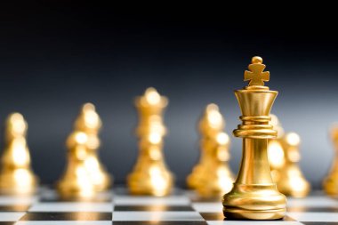 Altın Kral satranç taşını takım siyah arka plan üzerine ile