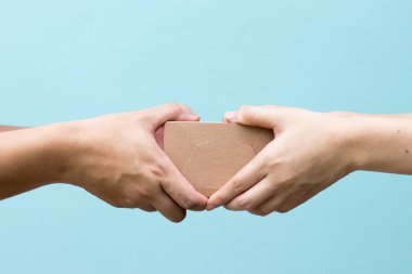 Kadın el yük gemisi arka plan kopya alanı borwn kutusu teslim alınan