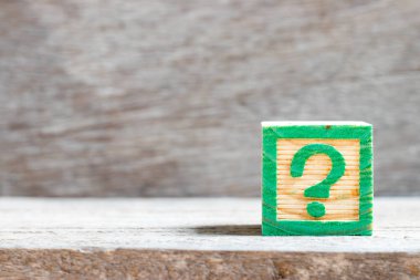 Renk mektup blok içinde soru işareti ahşap arka plan üzerinde