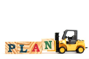 Oyuncak forklift tutun beyaz arka plan üzerinde kelime planı tamamlamak için mektup blok N