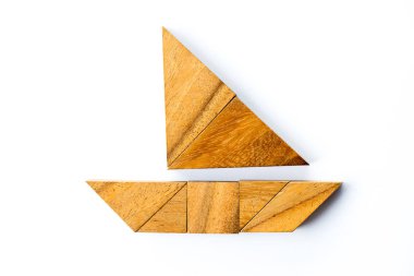 Beyaz arka plan üzerinde tekne veya yat şeklinde ahşap tangram bulmacanın