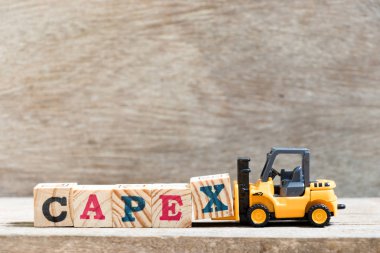 Oyuncak forklift tutun mektup kelime capex (sermaye artırımı kısaltma) X bloğunda ahşap arka plan üzerinde