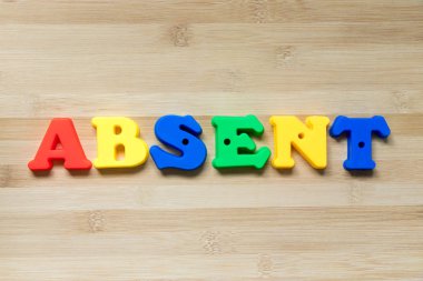 Ahşap arka plan üzerinde Word'de renk plastik alfabesi