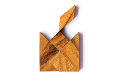 Beyaz arka plan üzerinde mum şeklinde ahşap tangram bulmacanın