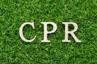 Word Cpr (kısaltma Kardiyopulmoner resüsitasyon) suni yeşil çim zemin üzerine ahşap alfabe