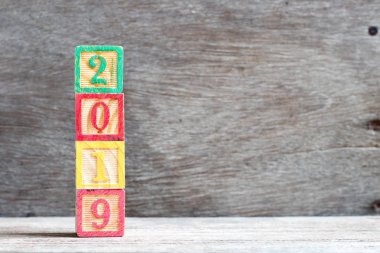 Renk mektup blok Word'de 2019 tahta arka plan (Konsept mutlu yeni yıl için)