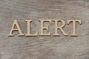 Ahşap arka plan üzerinde kelime uyarı mektubunda alfabesi