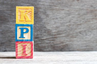 Renk mektup blok içinde kelime KPI (önemli performans göstergesi kısaltma) ahşap arka plan üzerinde