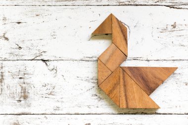 Eski Beyaz ahşap zemin üzerinde kuğu şeklinde bulmaca Tangram
