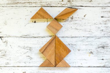 Tangram bulmacanın eski beyaz ahşap zemin üzerinde tavşan şeklinde
